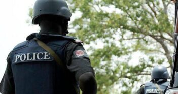 𝗣𝗼𝗹𝗶𝗰𝗲 𝗱𝗲𝘁𝗮𝗶𝗻 𝗼𝗳𝗳𝗶𝗰𝗲𝗿𝘀 𝗮𝗰𝗰𝘂𝘀𝗲𝗱 𝗼𝗳 𝗡40,000 𝗲𝘅𝘁𝗼𝗿𝘁𝗶𝗼𝗻